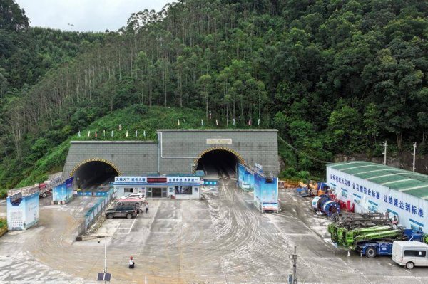 股管家 广西平容高速项目石中囊隧道全面贯通