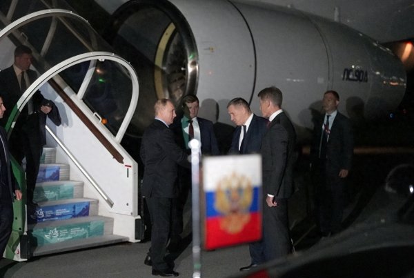 融创配资 普京专机离开北京后, 刚飞出中俄国境线, 马上降落在了海参崴